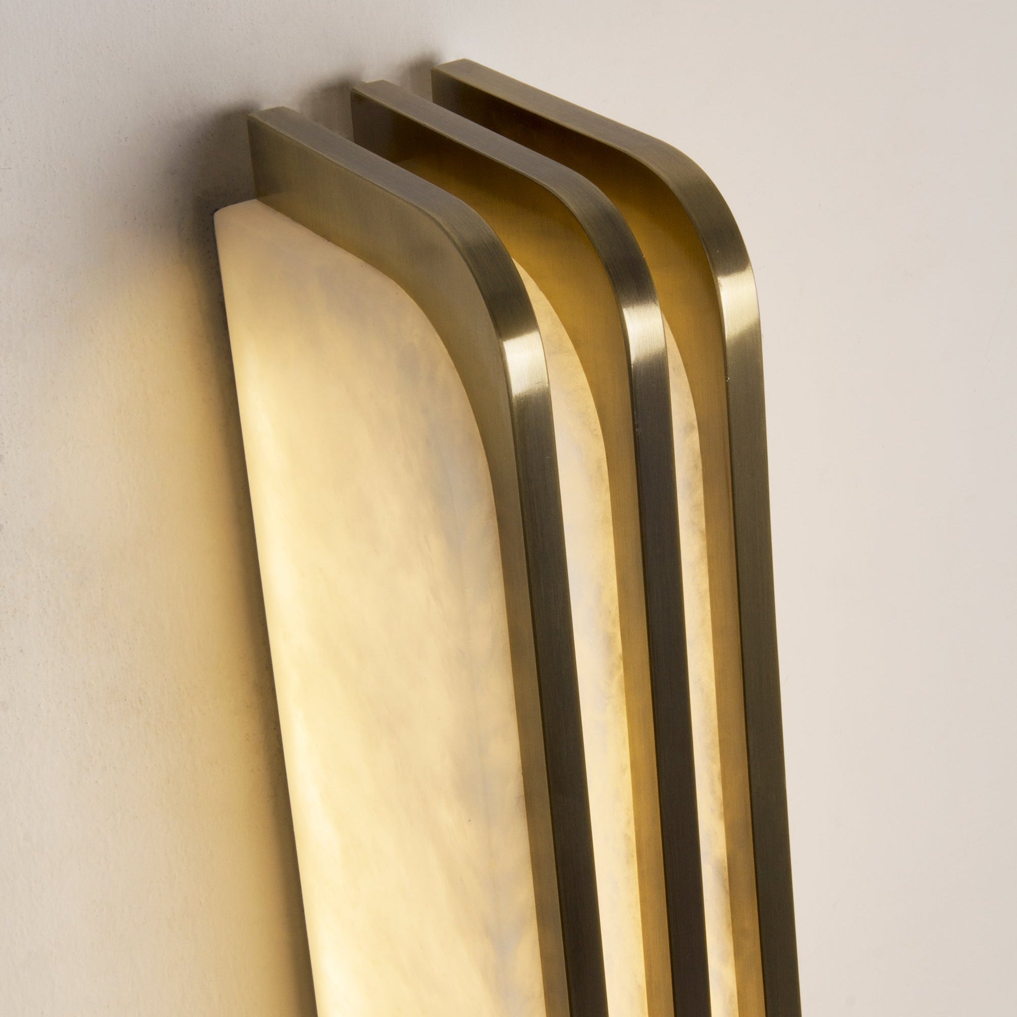 Angled close-up showing the marble diffusion and refined craftsmanship.