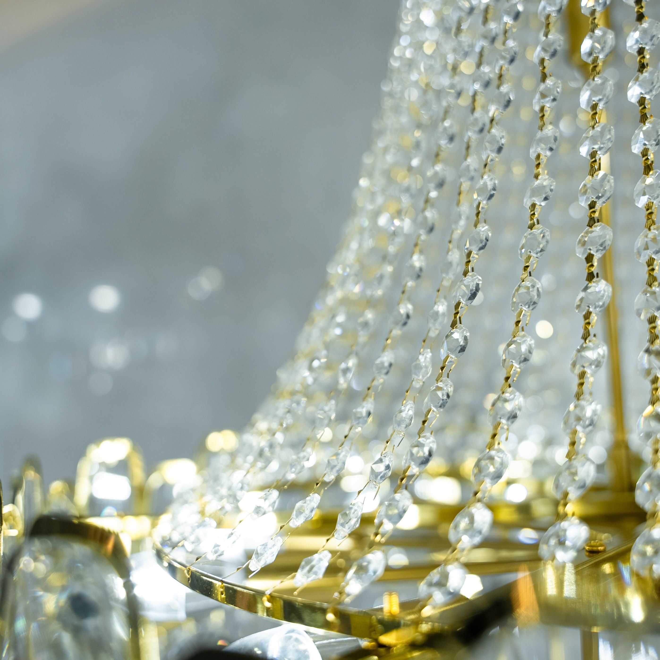 Suspension and base crystal detailing of the Edison Grandeur staircase chandelier by VORELLI®