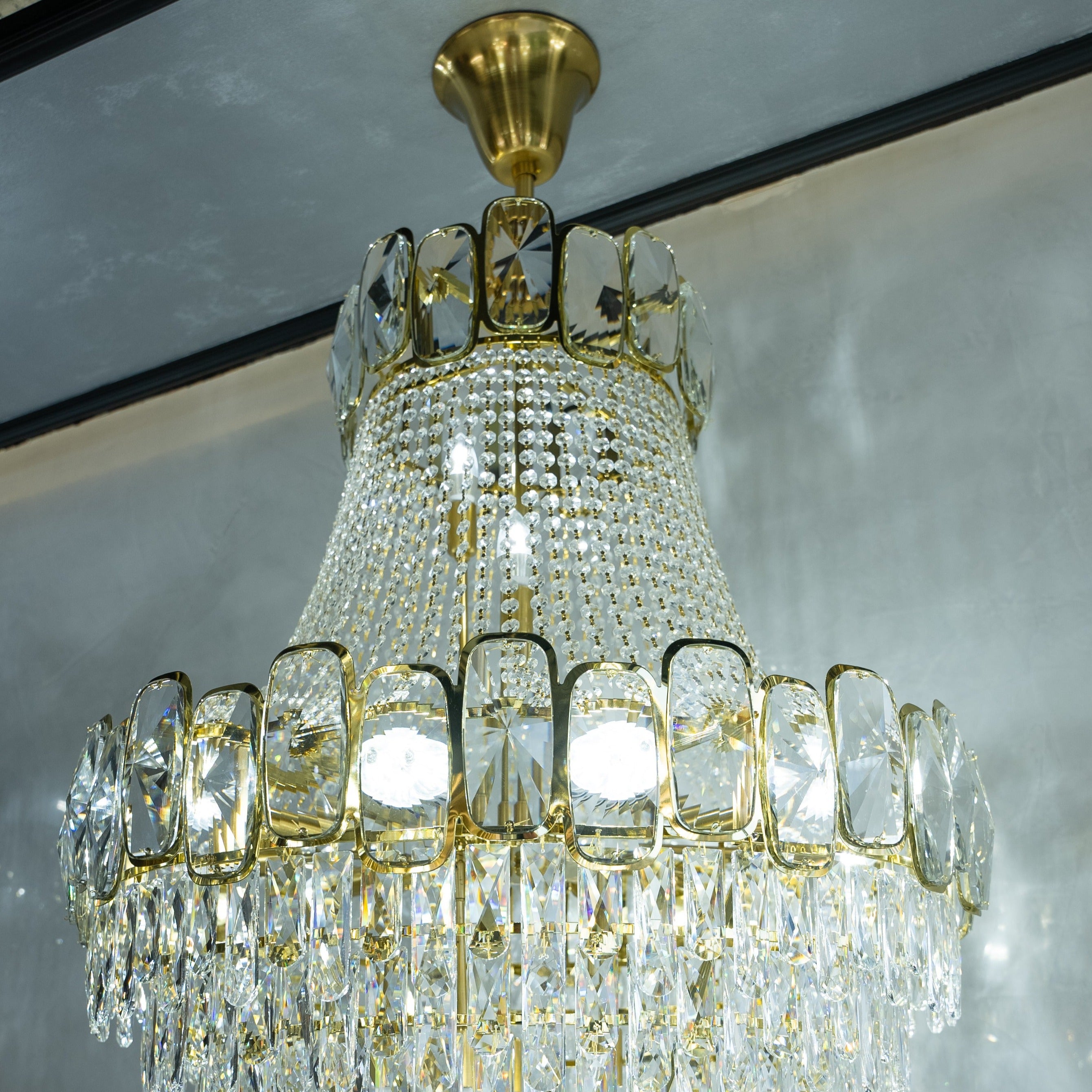 Traditional Edison Grandeur chandelier showcasing refined crystal craftsmanship by VORELLI®