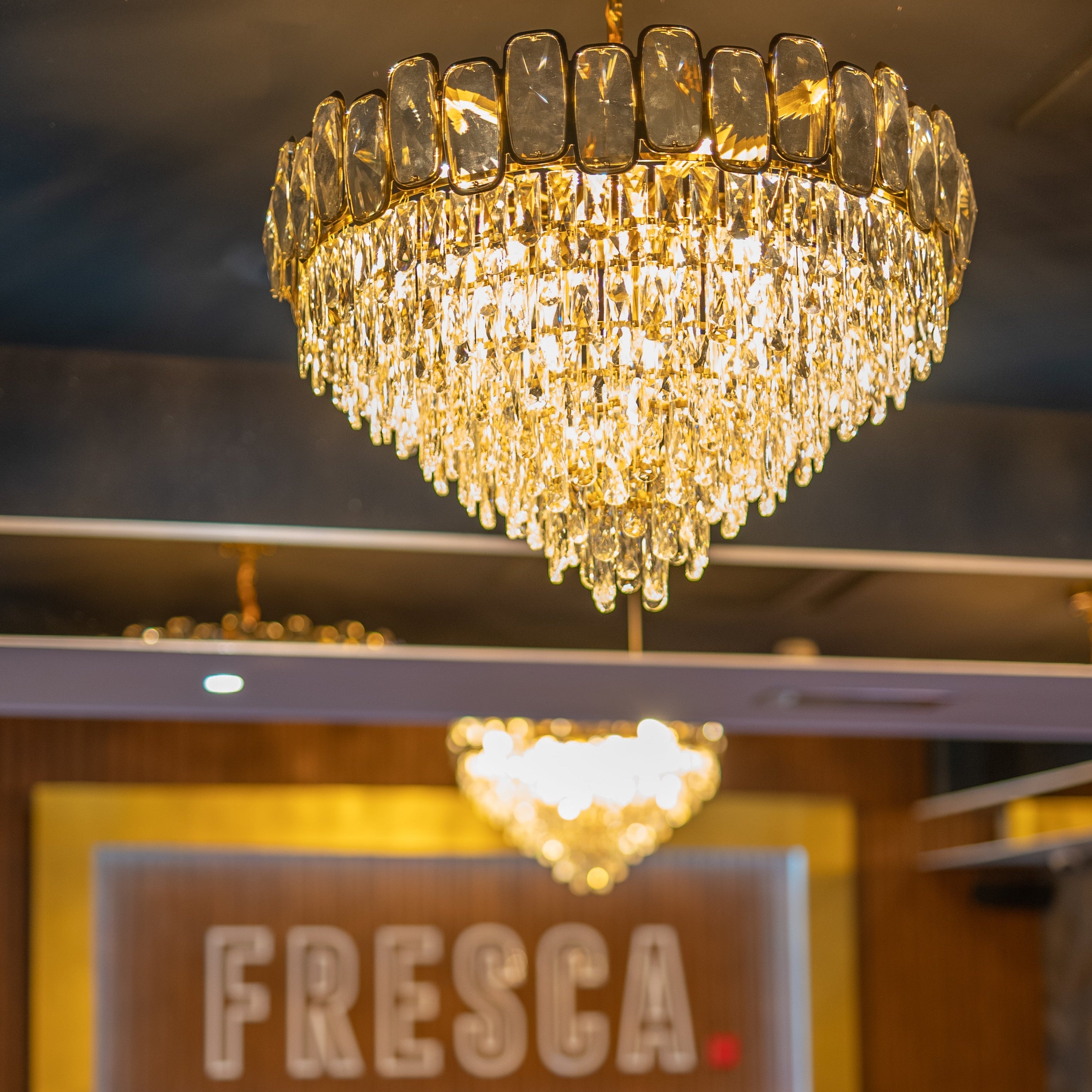 Diamond-cut crystal detailing on VORELLI Edmond circular chandelier