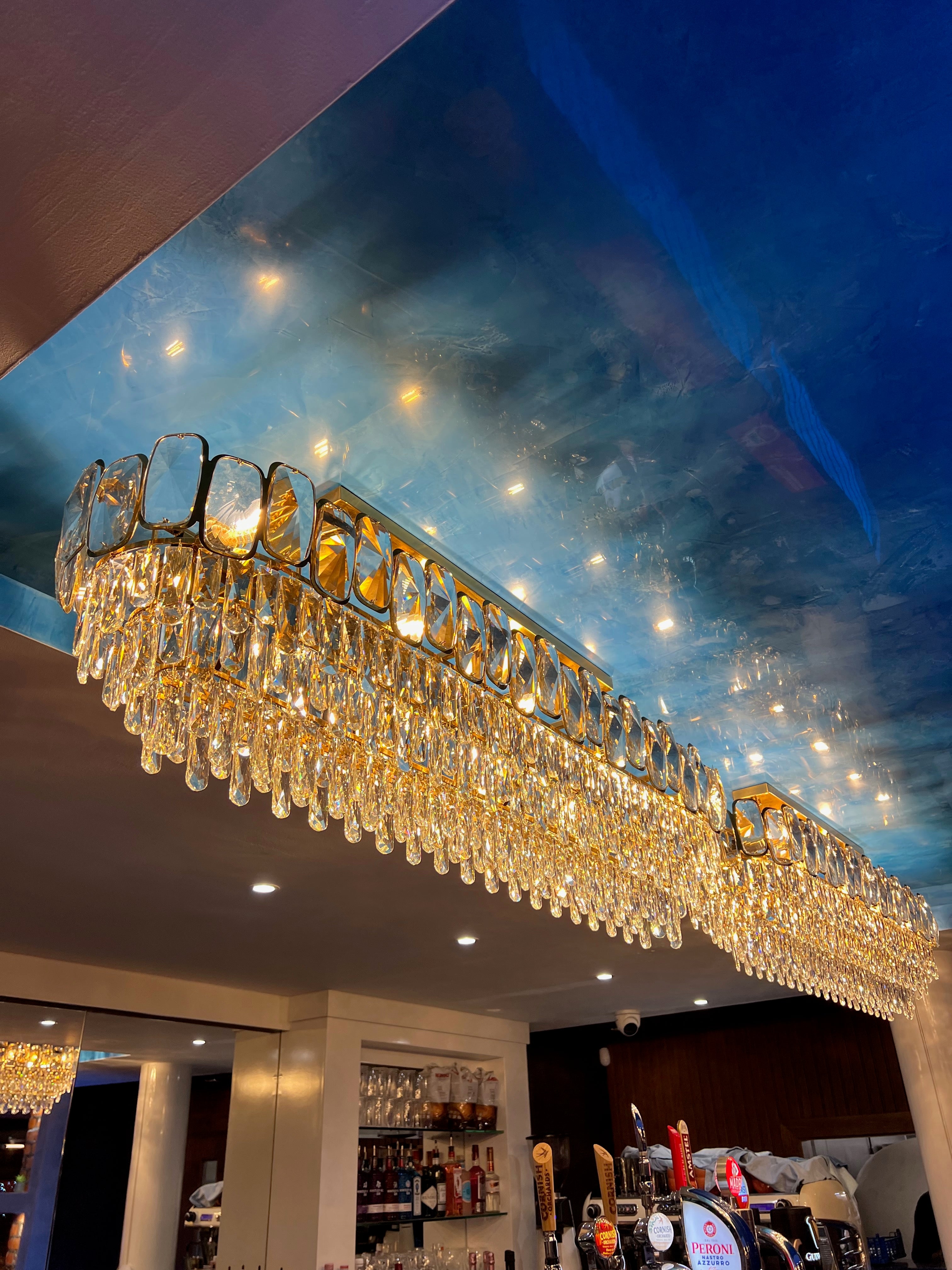 Diamond-cut crystal detailing on VORELLI Edmond rectangular chandelier