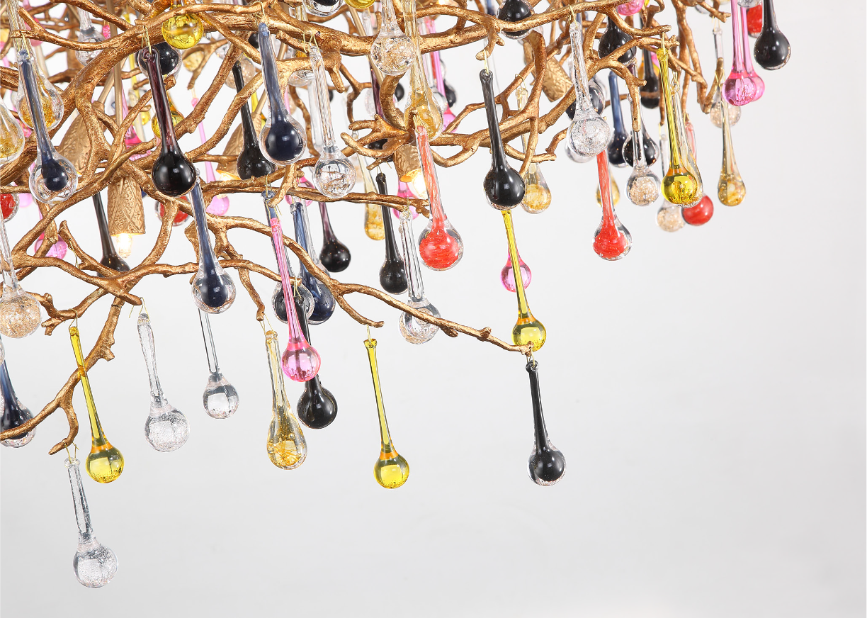 Hand-cut crystal droplets suspended from gold branch frame on L’Albero d’Oro chandelier