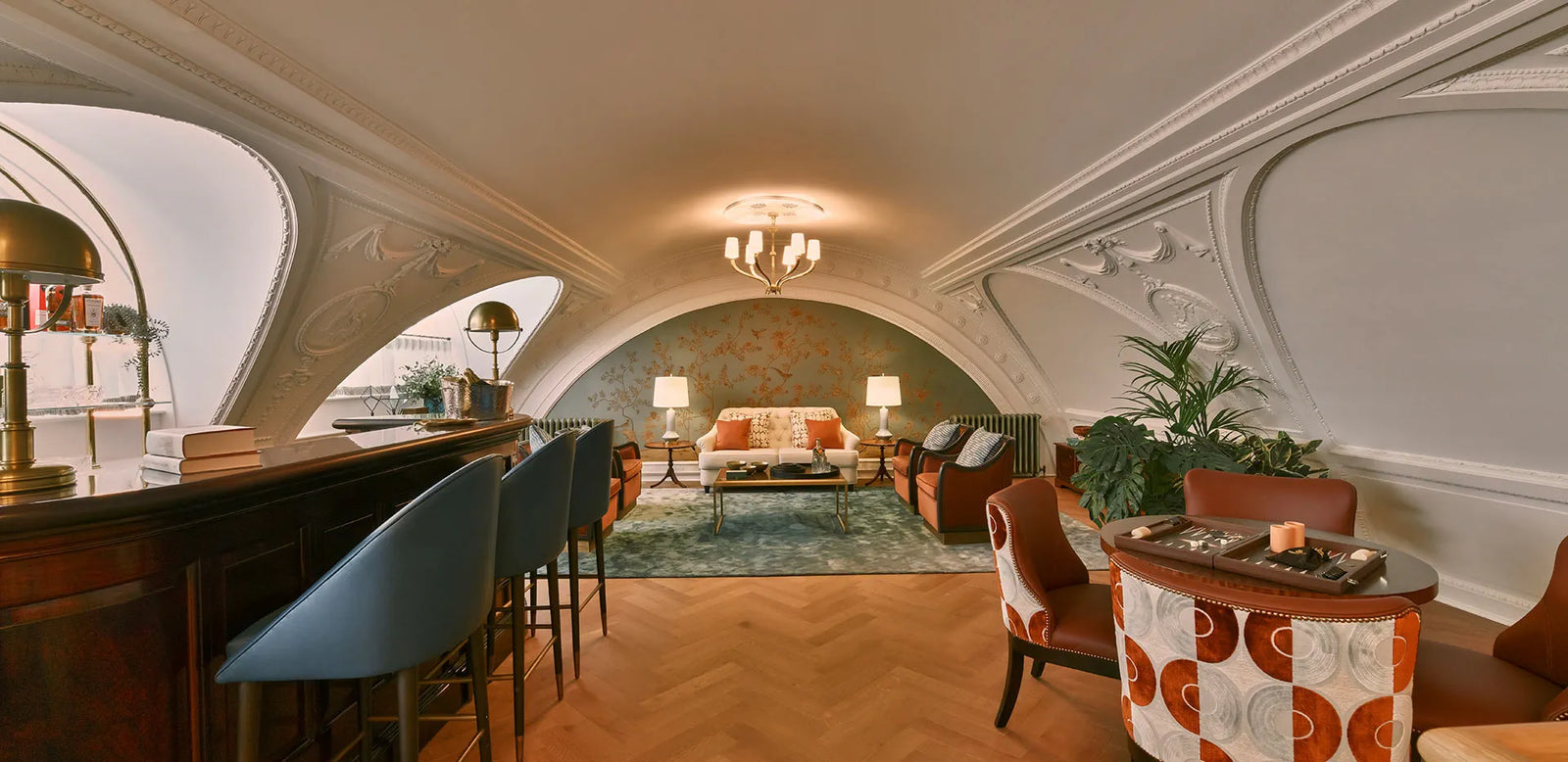 Luxury lounge, bar and seating area at The Astor, 9 Millbank for VORELLI project lighting specification