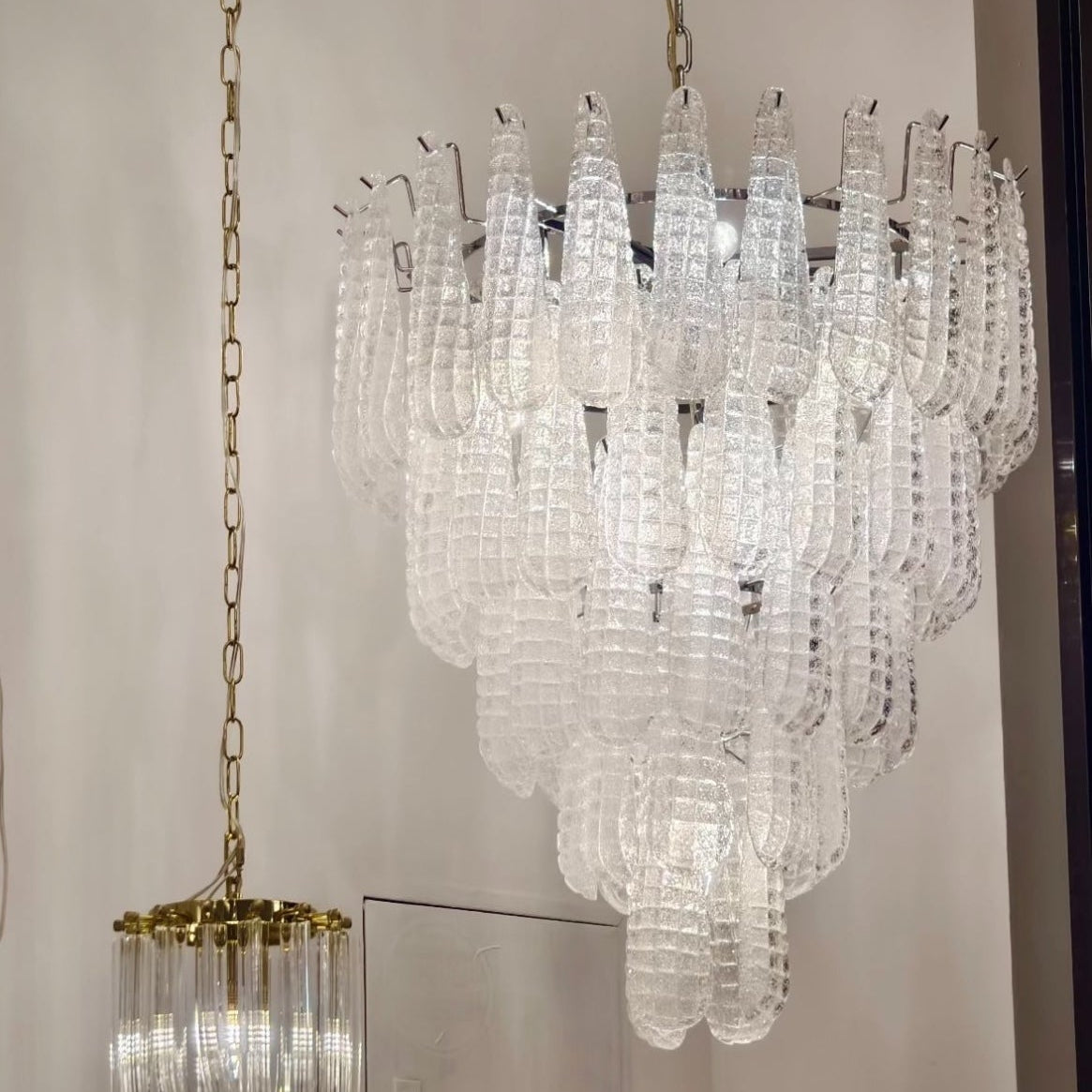 Suspension and chain detail of the Eclissi Circular Chandelier with cascading glass illumination