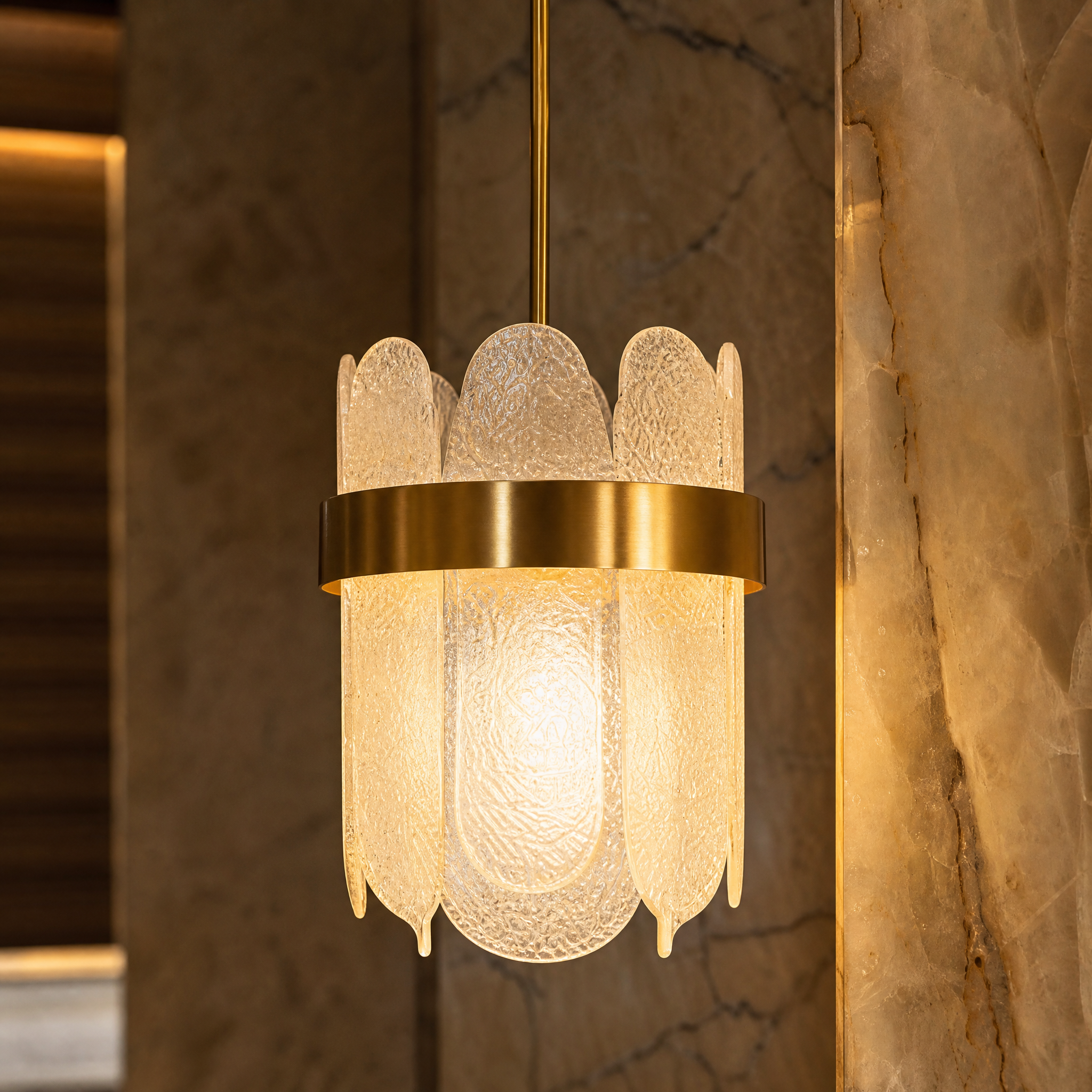 Detailed close-up shot of the Vorelli Valparaíso pendant, showcasing the premium texture of the number 8 brushed copper finish and sleek oblong glass construction.
