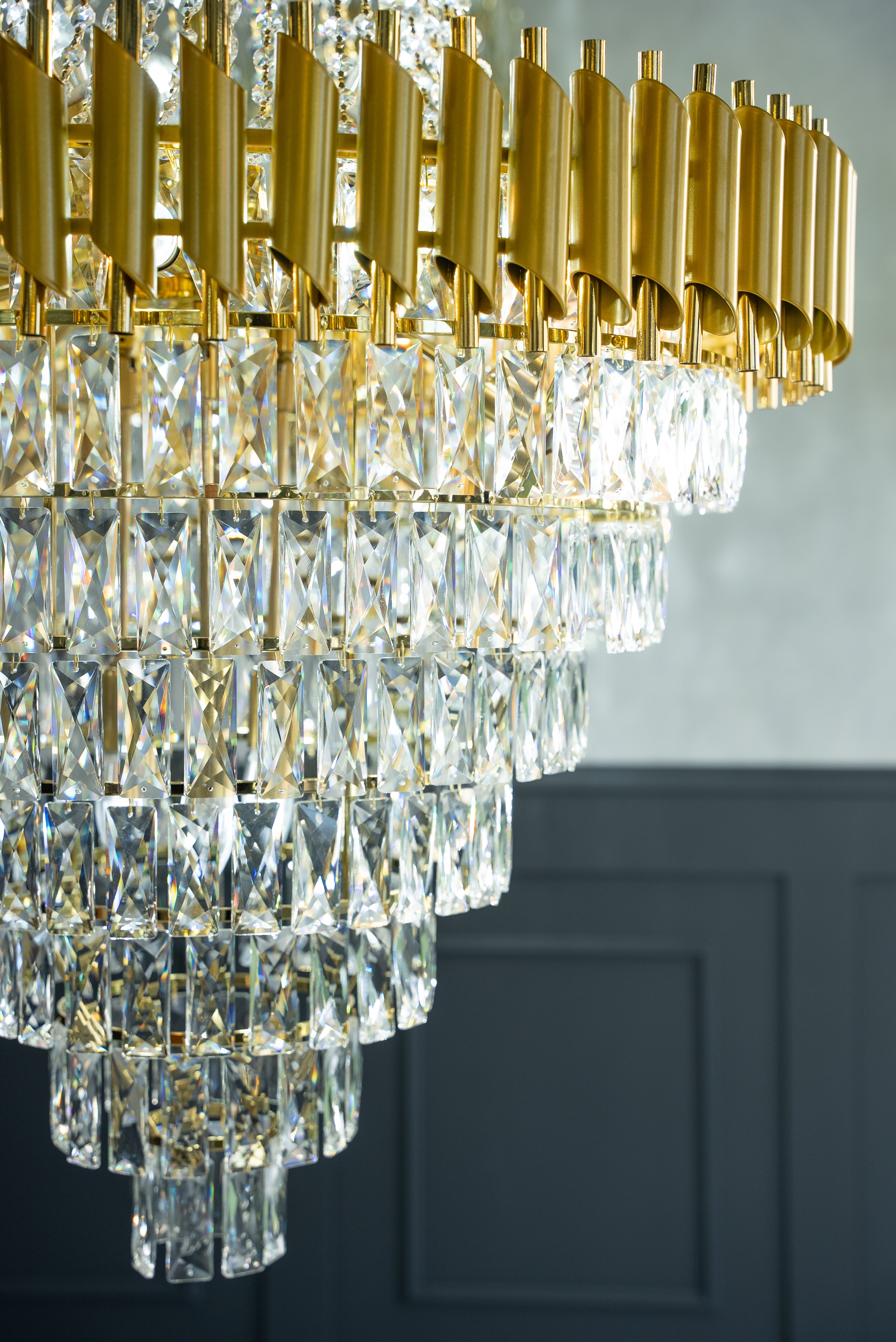 Detailed diamond-cut crystal lattice of the VORELLI Milltimber Grandeur staircase chandelier